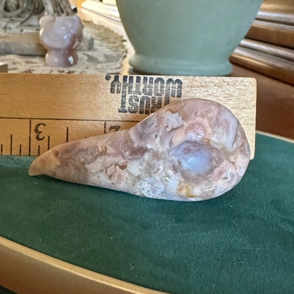 Raven skull Flower Agate carving - Picture 2 of 6